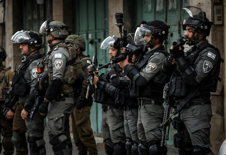 Fuerzas israelíes intervienen durante una protesta tras el asesinato de tres palestinos en Nablus, el 9 de febrero de 2022 en Hebrón, Cisjordania. 