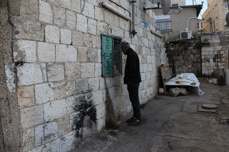 padre de Ali Qanibi mirando por su ventana