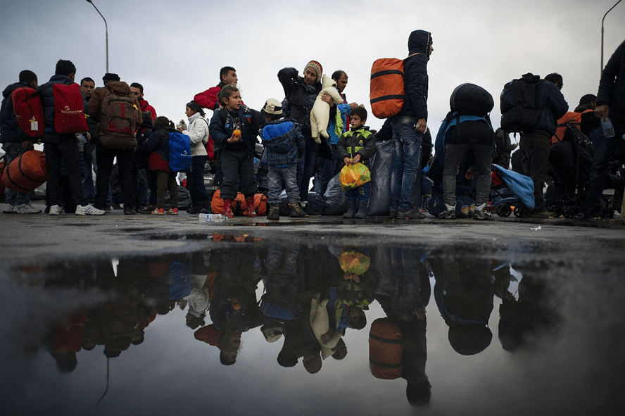 Migrantes y refugiados de Afganistán y Siria hacen cola en el puerto de Mytelene, en Grecia, antes de embarcar en un ferry hacia Atenas el 9 de marzo de 2016. 
(Foto: Alexander Koerner/Getty Images)