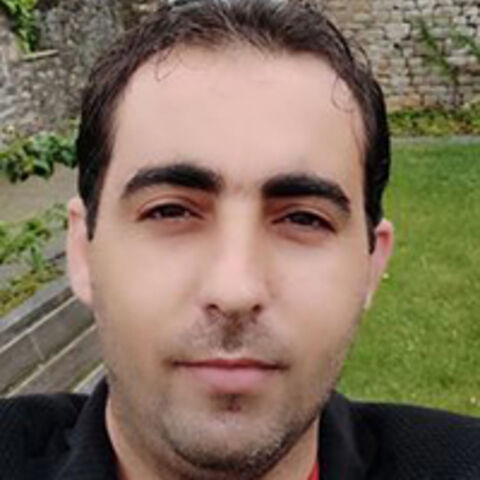 Jalal Suleiman es un periodista sirio que ha trabajado para varios medios de comunicación árabes e internacionales, como Reuters y Al Jazeera. En la actualidad cursa un máster en periodismo y relaciones internacionales en París.