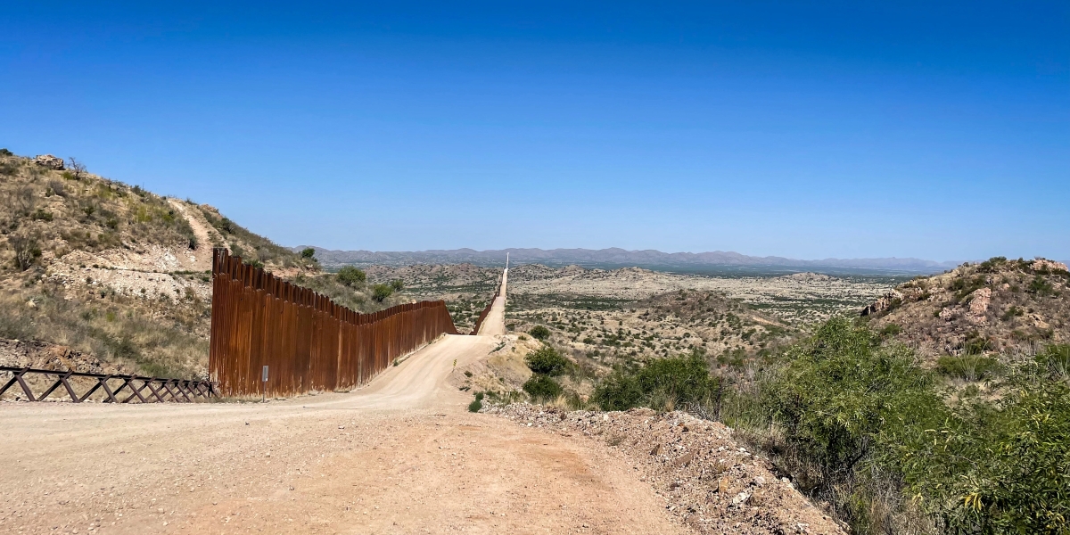 Familias desesperadas y vigilantes armados convergen en la frontera de Arizona tras expirar el Título 42