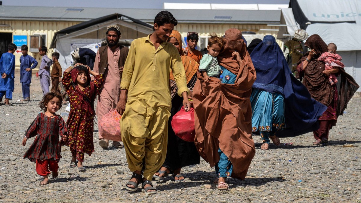 Las estrictas políticas de deportación de Pakistán ponen al límite la salud mental de los refugiados&nbsp;afganos