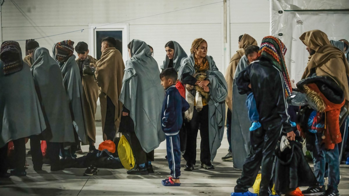 De refugiados a chivos expiatorios: la campaña de deportaciones de Irán provoca un éxodo masivo de&nbsp;afganos