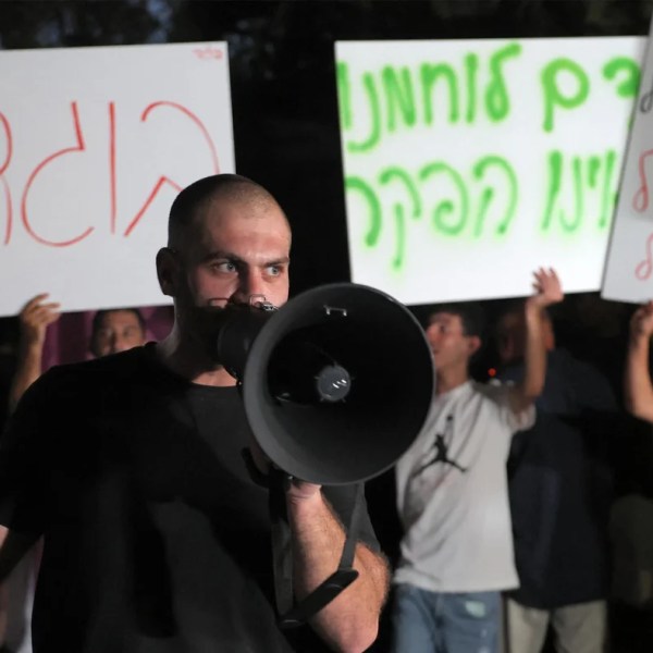 Israelíes de extrema derecha piden que se cuelgue a la codirectora de NAZA en una protesta frente a la casa de sus&nbsp;padres